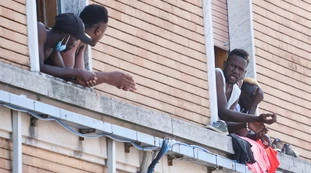 Immigrazione, l'Unione Europea contro l'Italia: "Il diritto di asilo non si tocca", ma i ricollocamenti stanno a zero