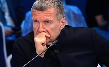 Solovyev ridicolo su Meloni: "Donnaccia" e "puta", ma non la attacco perché donna