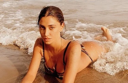 Belen Rodriguez, il bagno bollente: contorsione e seduzione, il video che fa impazzire l'Italia