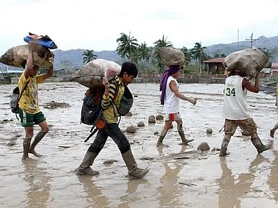 Filippine, 3.633 morti accertati. Due milioni di sfollati e migliaia in fuga