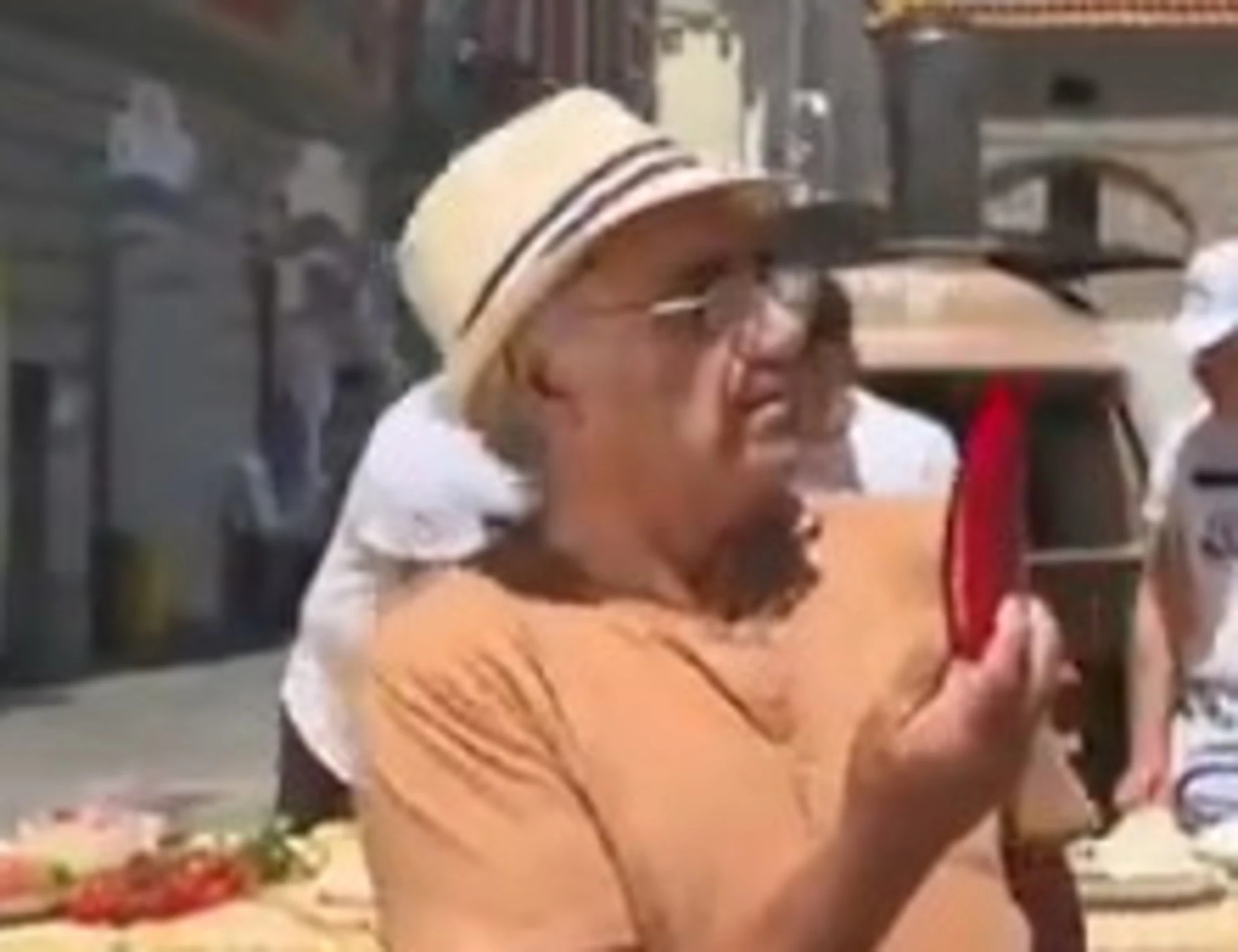Camper, gaffe clamorosa in diretta: "Sto prendendo un peperone cazz***ne"