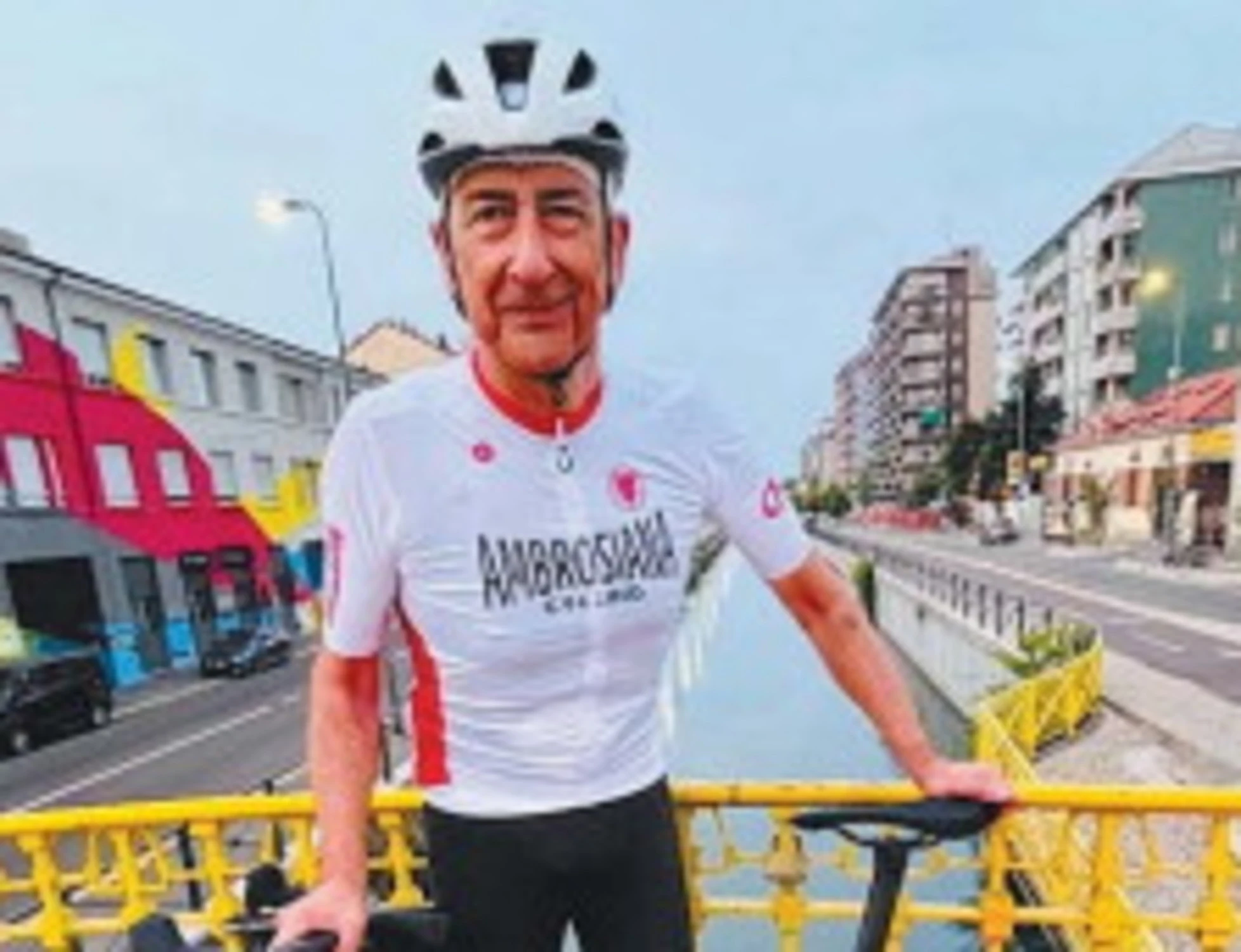 Beppe Sala in bici con i calzini di Che Guevara: l'ultima sceneggiata
