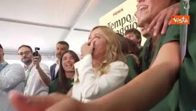 Leggi l'articolo: Meloni canta 'A mano a mano' di Rino Gaetano con i giovani di FdI sul palco di Fenix