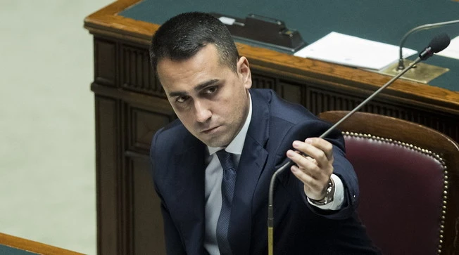 Luigi Di Maio e le mascherine comprate dalla Cina a prezzo raddoppiato, il meloniano Delmastro in aula: "Che ruolo ha avuto lei?". Il ministro balbetta