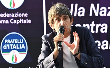 Giovanni Donzelli, "gli italiani non vanno in vacanza?": umilia Schlein con una frase