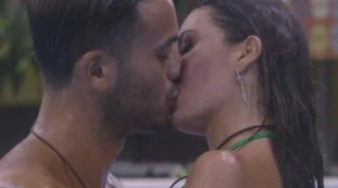 Grande Fratello Vip, "prima di entrare stava con la trans": sms-bomba su Petrelli, Elisabetta Gregoraci che dice?