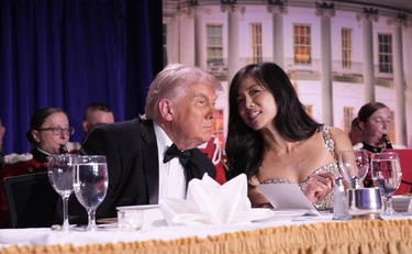 Donald Trump, chi è la donna seduta accanto a lui alla cena interrotta dagli spari