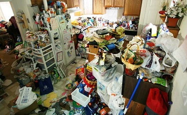 Verona, seppellita da pacchi e oggetti: la morte atroce di una 57enne