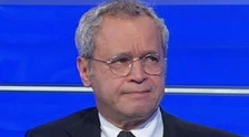 Luis Suarez, Enrico Mentana al TgLa7: "Un caso che sembra fatto apposta", il cupo sospetto del direttore