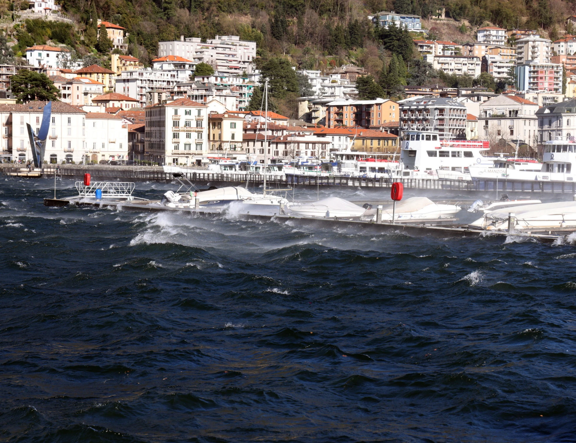 Lago di Como, si tuffa per salvare il figlio ma non riemerge più: turista disperso