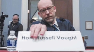 Ecco che con le sforbiciate di Vought la burocrazia si disintegra