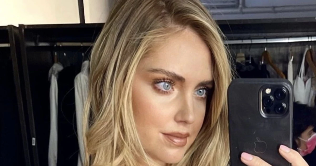 Chiara Ferragni, Capodanno in topless: scatto incendiario, così davanti allo specchio