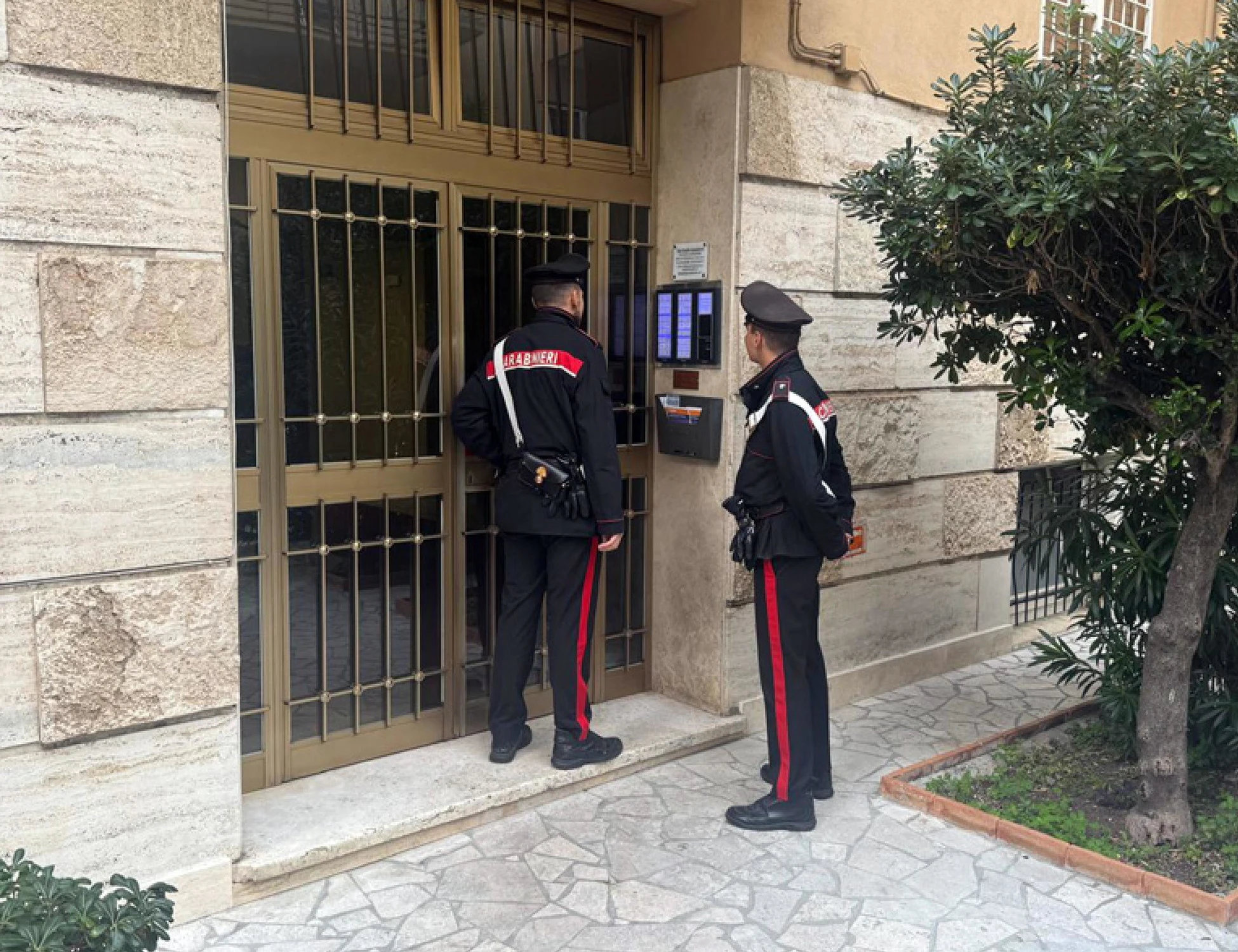 Roma choc, 27enne precipita dal terzo piano e muore: chi arrestano