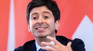 Covid, le regole: il confronto Italia-resto del mondo che spazza via Speranza