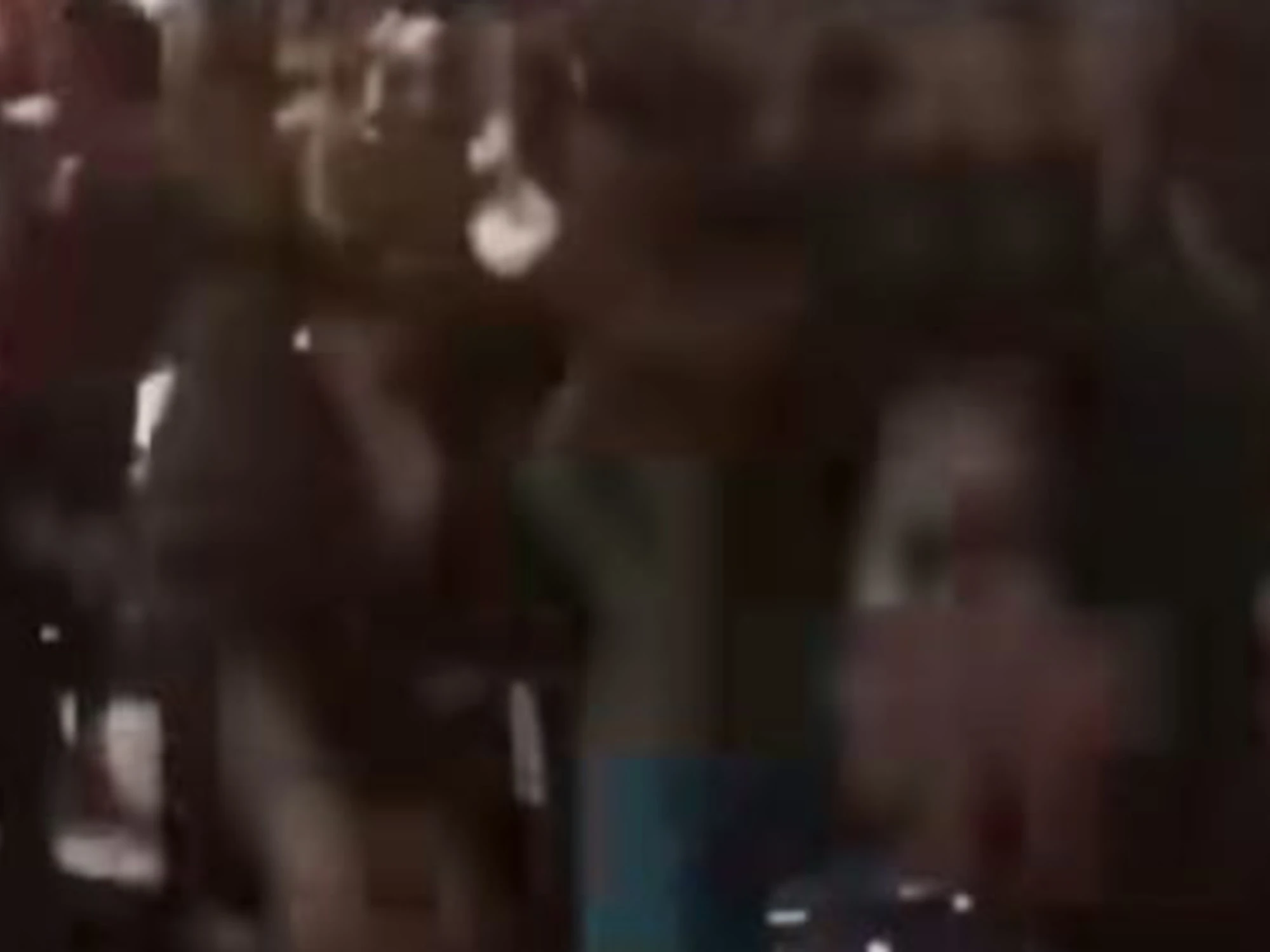 Grecia, l'urlo "Allah akbar" e poi giù pietre sui poliziotti: immigrati fuori controllo