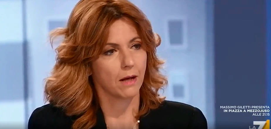 Barbara Lezzi, il nuovo look della grillina: quasi irriconoscibile a L'aria che tira su La7