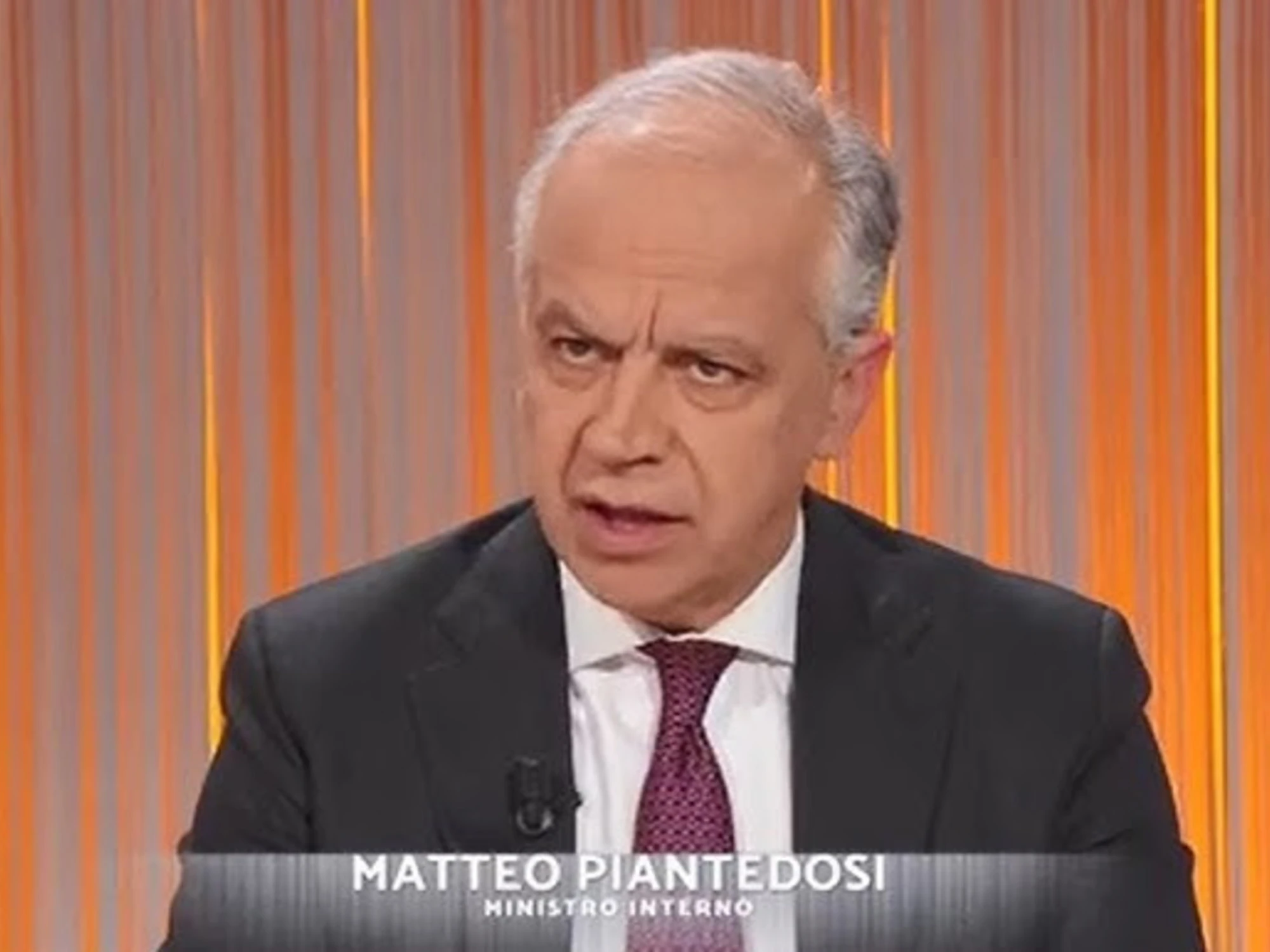 Coltelli a scuola, la stretta di Piantedosi: "Arriva il metal-detector"