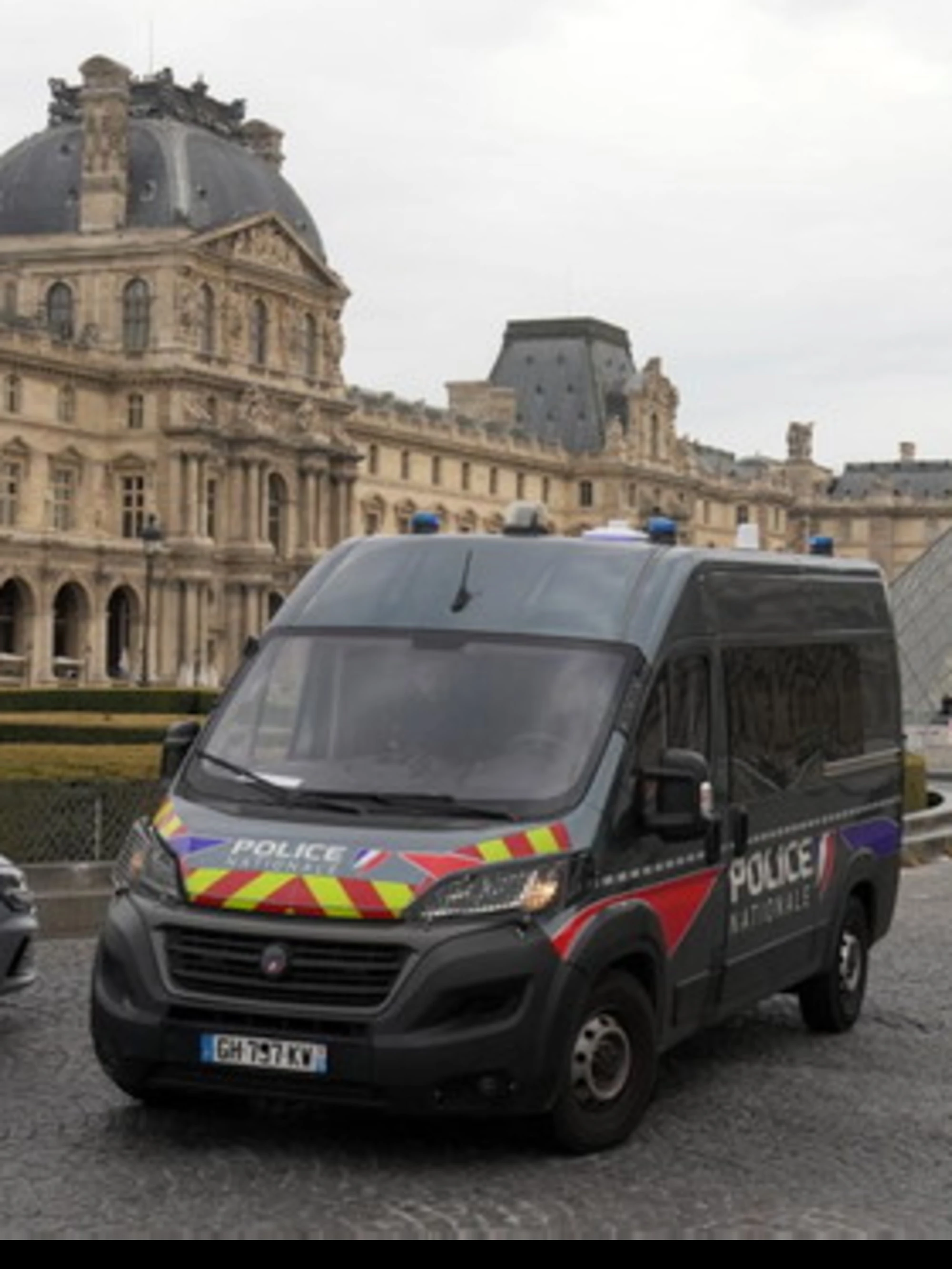 Furto al Louvre, la prefettura accusa il museo: "Telecamere, violate le norme"