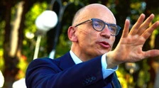 Enrico Letta, gesto vergognoso: sul palco beccato così. Poi dicono di Fratelli d'Italia...