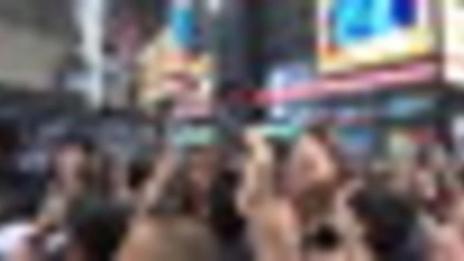 Folla a Times Square, le azioni di SpaceX infiammano Wall Street