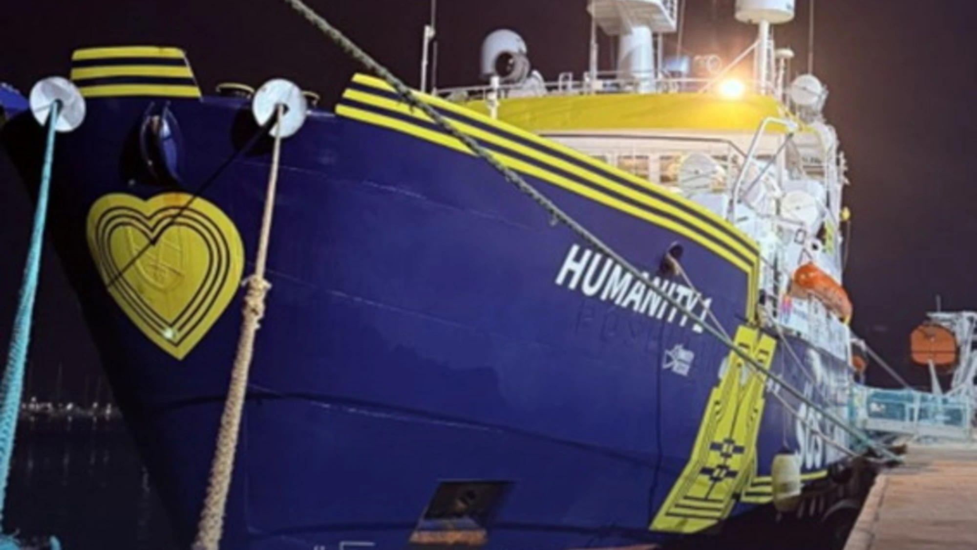 Immigrazione, fermata ong tedesca Sos Humanity a Ortona: esplode il caso