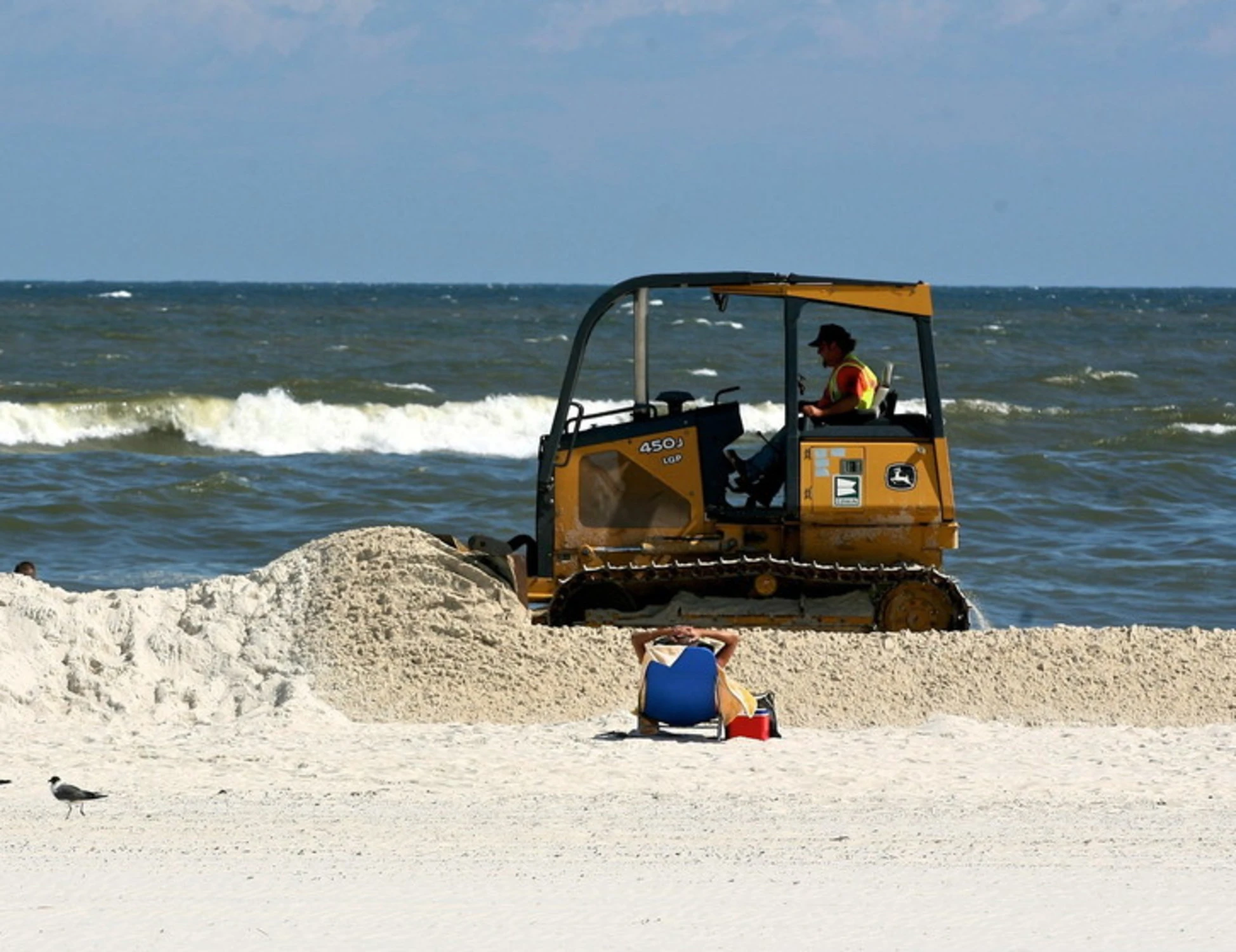 Cervia choc, chi c'era alla guida della ruspa killer in spiaggia