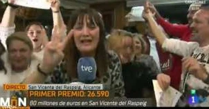 Spagna, la giornalista scopre di aver vinto alla lotteria e reagisce così: un video clamoroso