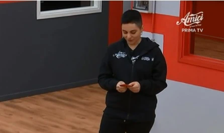 Amici di Maria De Filippi, Giordana Angi scoppia in lacrime durante l'esibizione di Irama