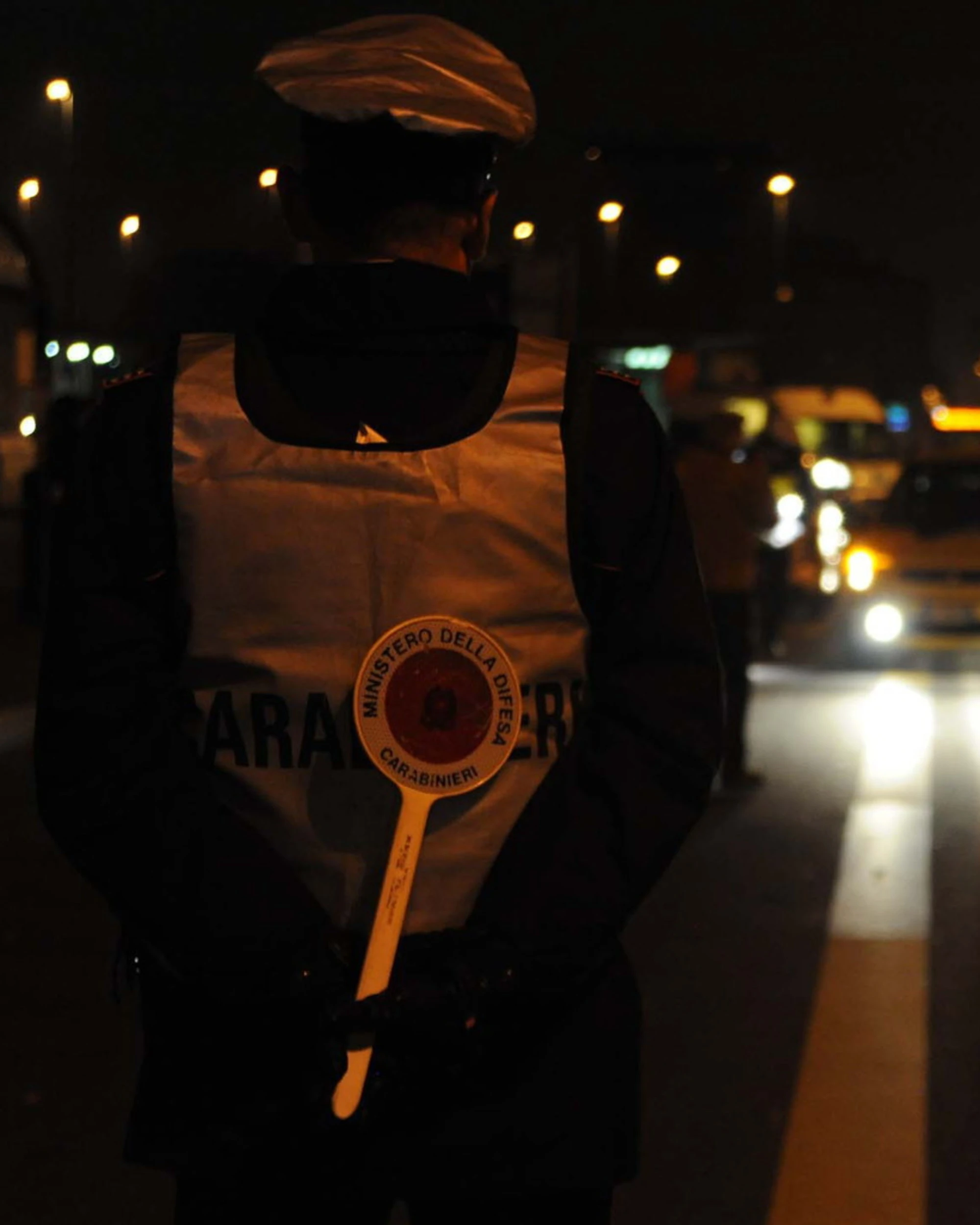 Roma, non si fermano all'alt dei carabinieri e si schiantano: chi è stato arrestato
