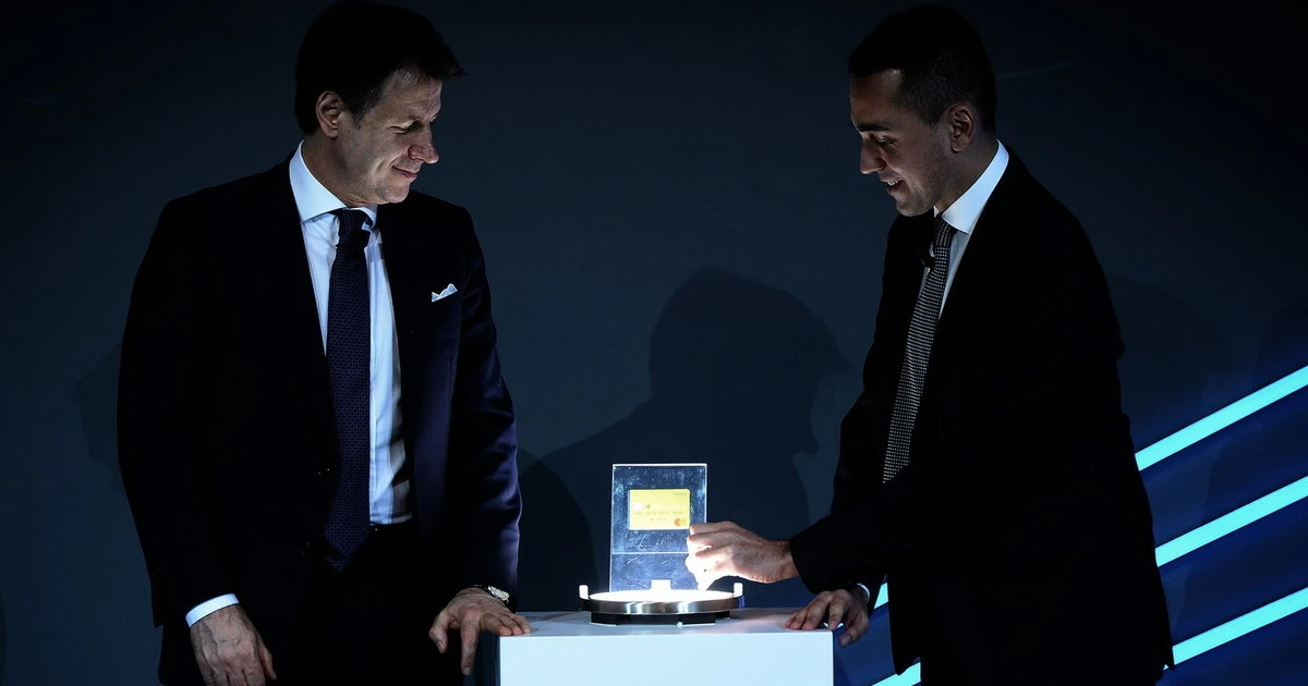 Reddito di cittadinanza, paghiamo i sussidi e poi assumiamo stranieri: a cosa serve l'assegno M5s?
