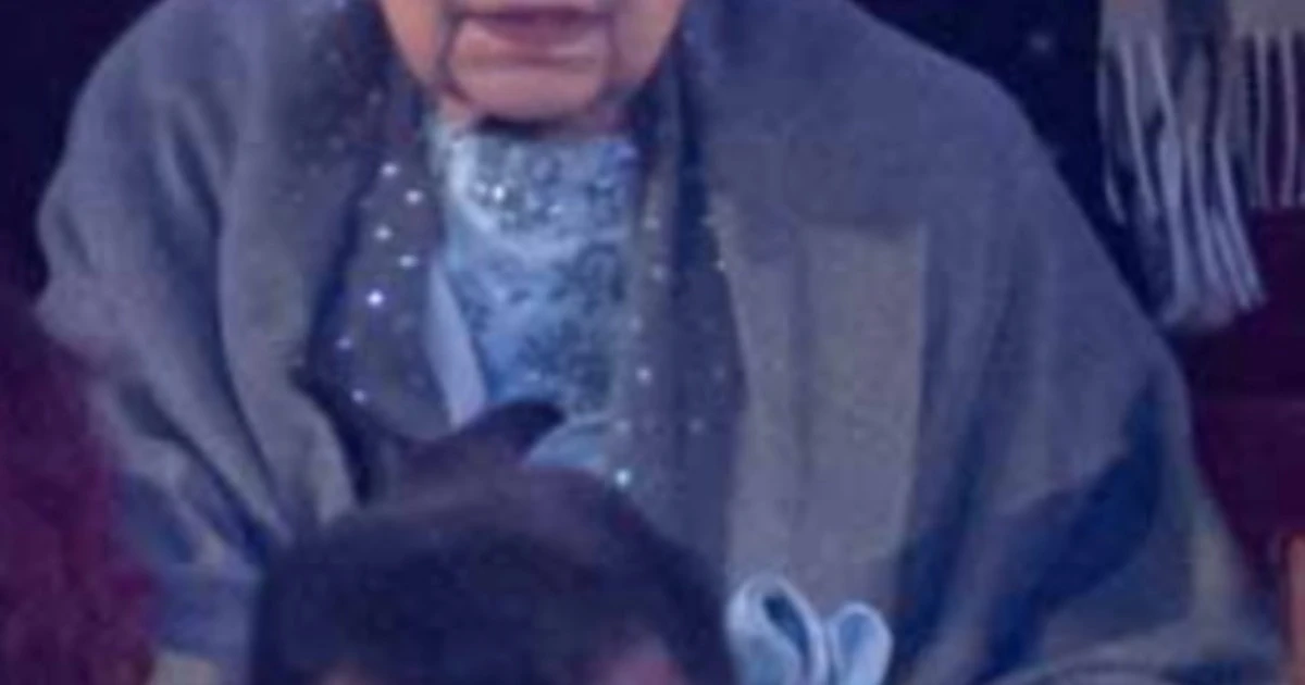 Regina Elisabetta, lacrime e sguardo perso nel vuoto: come la sorprendono, una foto atroce