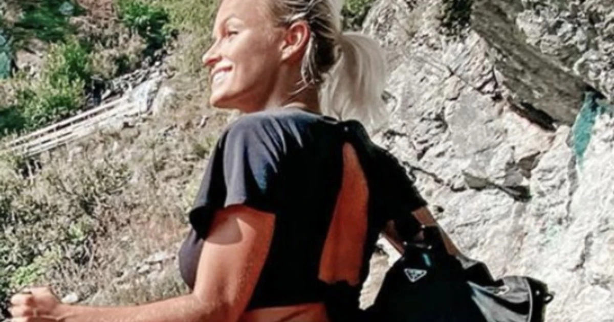 Mercedesz Henger massacrata per una foto in mutande: "Volgare esibizionista", lato B troppo spinto
