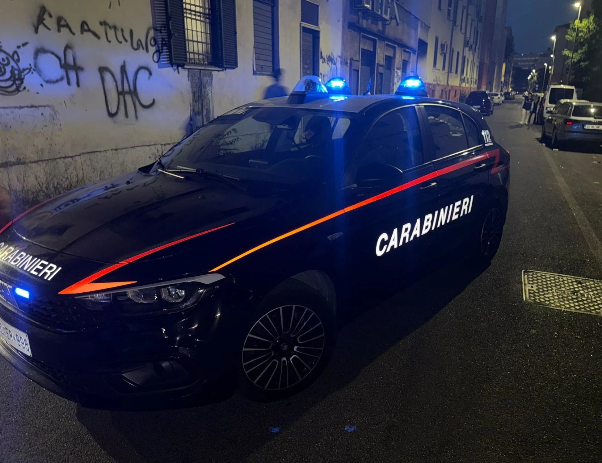 Roma, ferita in strada con i cocci di bottiglia senza motivo: è caccia all'uomo