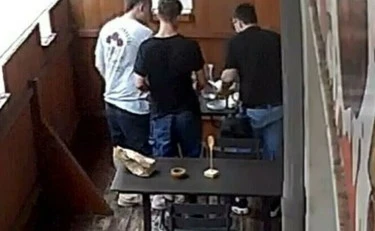 Chiedono da mangiare ma il locale sta chiudendo: il gesto da applausi