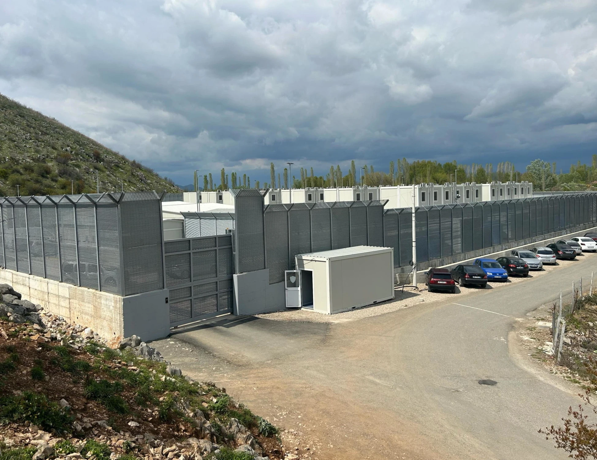 Albania, il blitz di FdI al Cpr? Avs perde la testa: "Delegazione di regime"