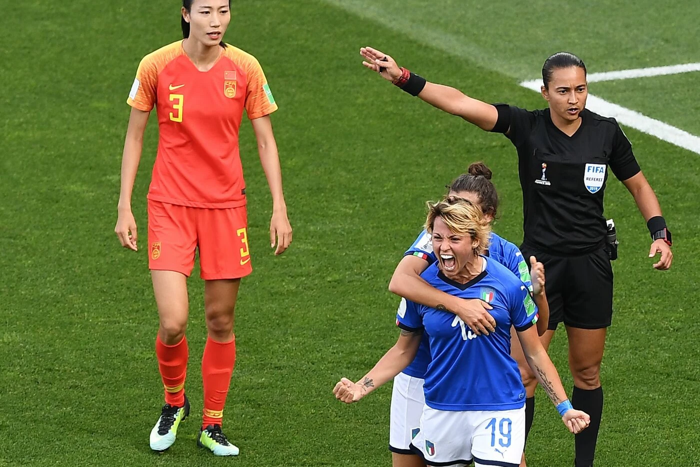 Le donne del calcio da urlo, Italia schianta Cina: 2-0. Ai quarti, il sogno continua