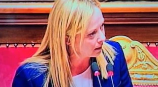 Giorgia Meloni gela la senatrice Pd: "Sono una padre, moderiamo i toni"