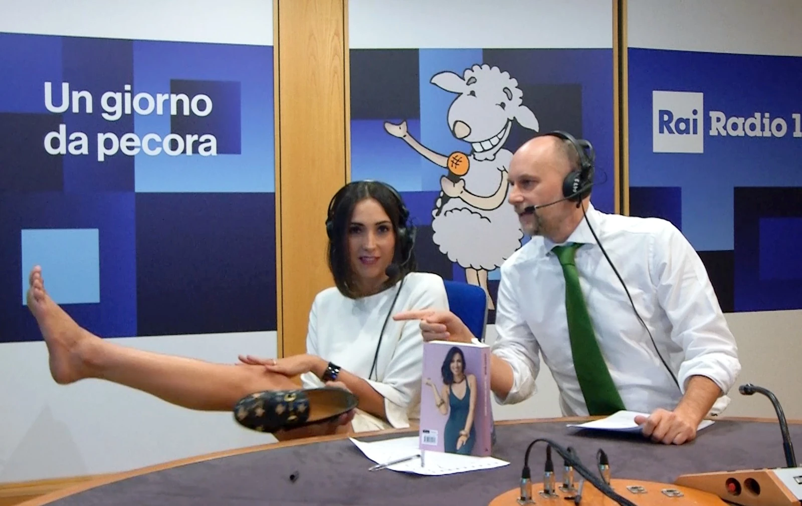 Vieni da me, Caterina Balivo scatenata in radio: mostra la parte del corpo che fa impazzire i suoi fan / Guarda