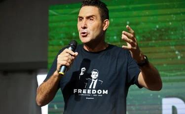 Pontida, il generale Vannacci con la maglia di Kirk: "La scorta me la faccio da solo"