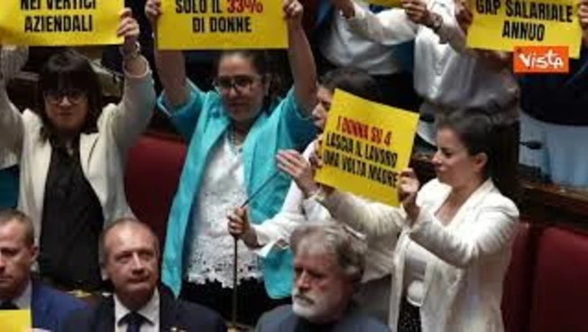 Flash mob M5S con cartelli in Aula su divario genere e occupazione femminile