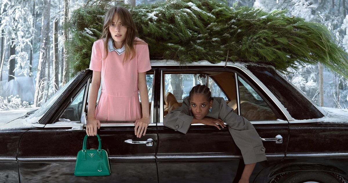 Prada rilancia per le feste la borsa Pyramide