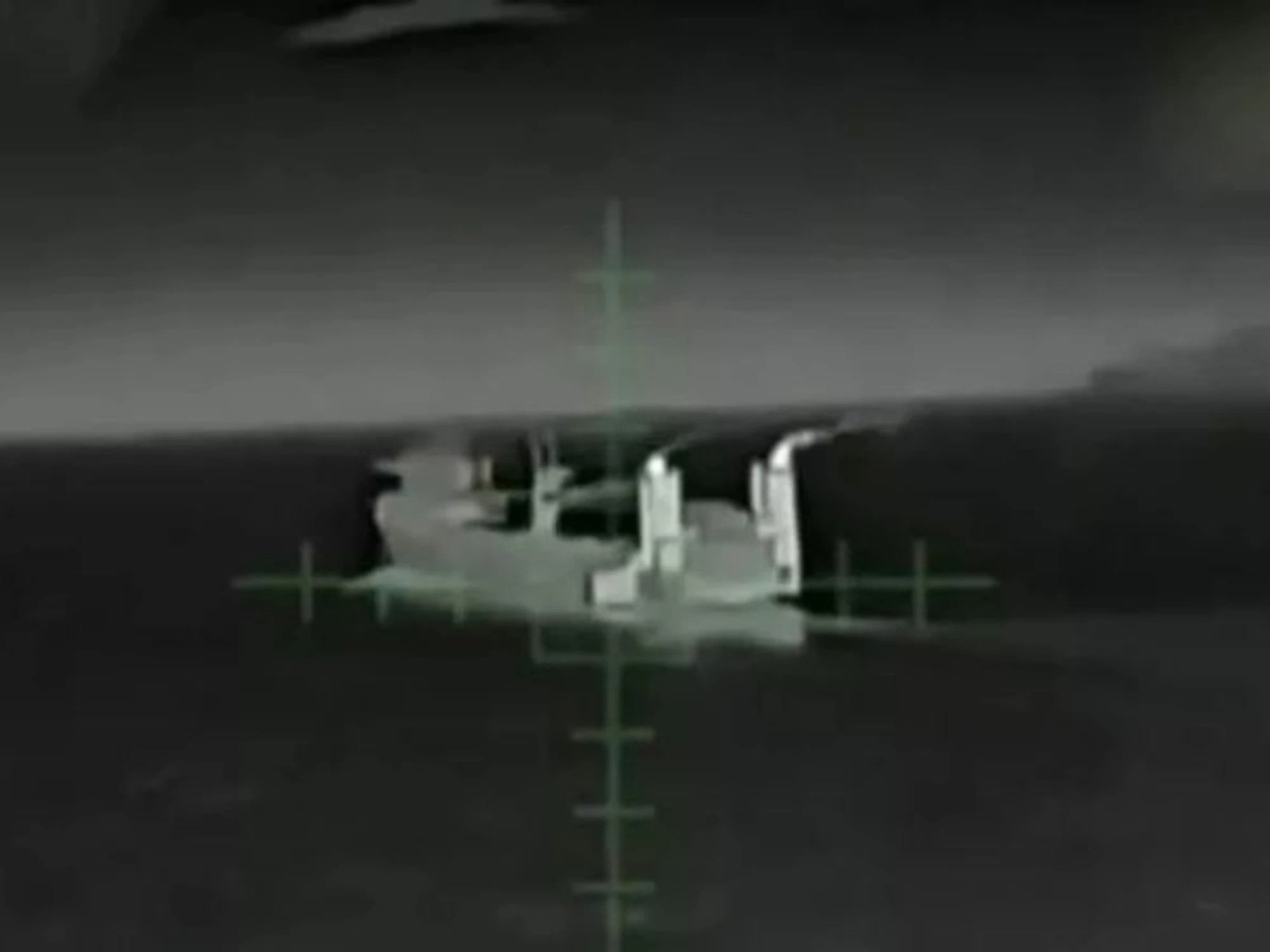Droni ucraini assaltano nave russa: pioggia di fuoco, immagini forti