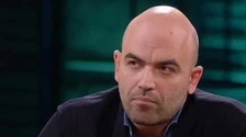 Roberto Saviano: "Ecco Cristo, ma non lo sappiamo riconoscere". Fa politica il giorno di Natale: la foto, cosa non torna
