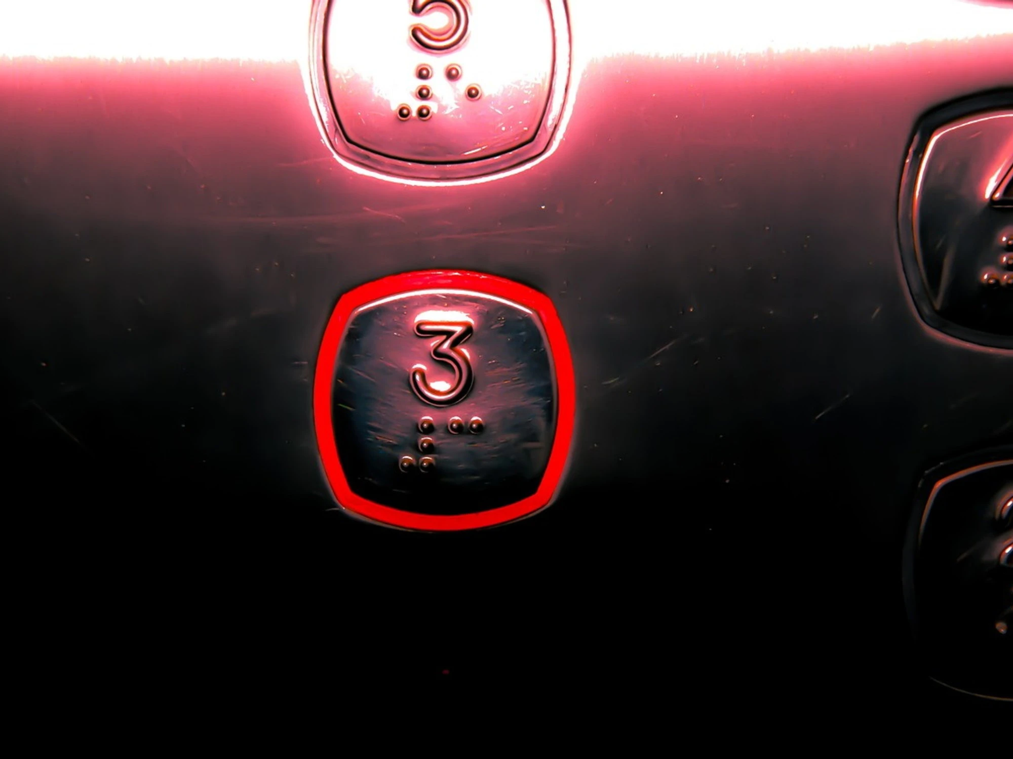 Ecco perché in ascensore ci sono gli specchi: non è come pensate