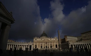 Conclave, "non sono malato. Non mi hanno invitato": esplode il caso