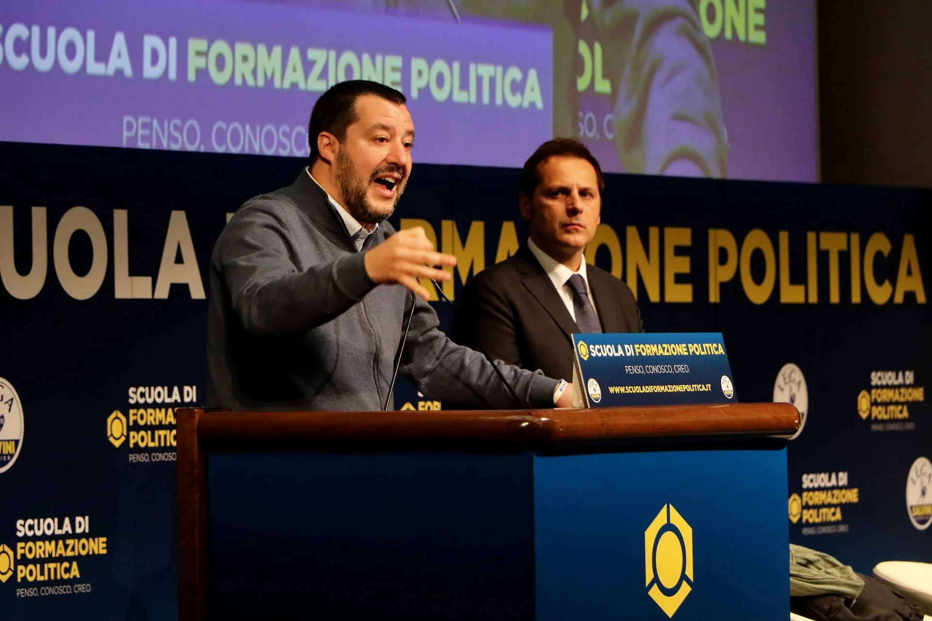 Matteo Salvini, l'ombra del golpe. Il 2019 come il 2011, la bomba: "Cosa e chi c'è dietro l'inchiesta su Siri"