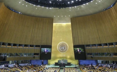 Sono scomparse le buone maniere: così è iniziato il declino dell’Occidente