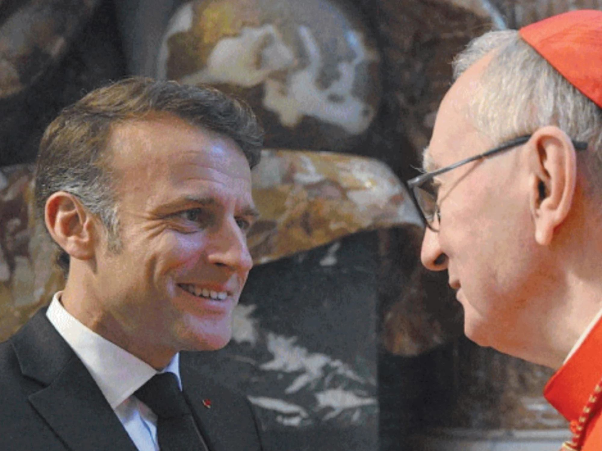 Macron tenta di influenzare il conclave, Francia in rivolta