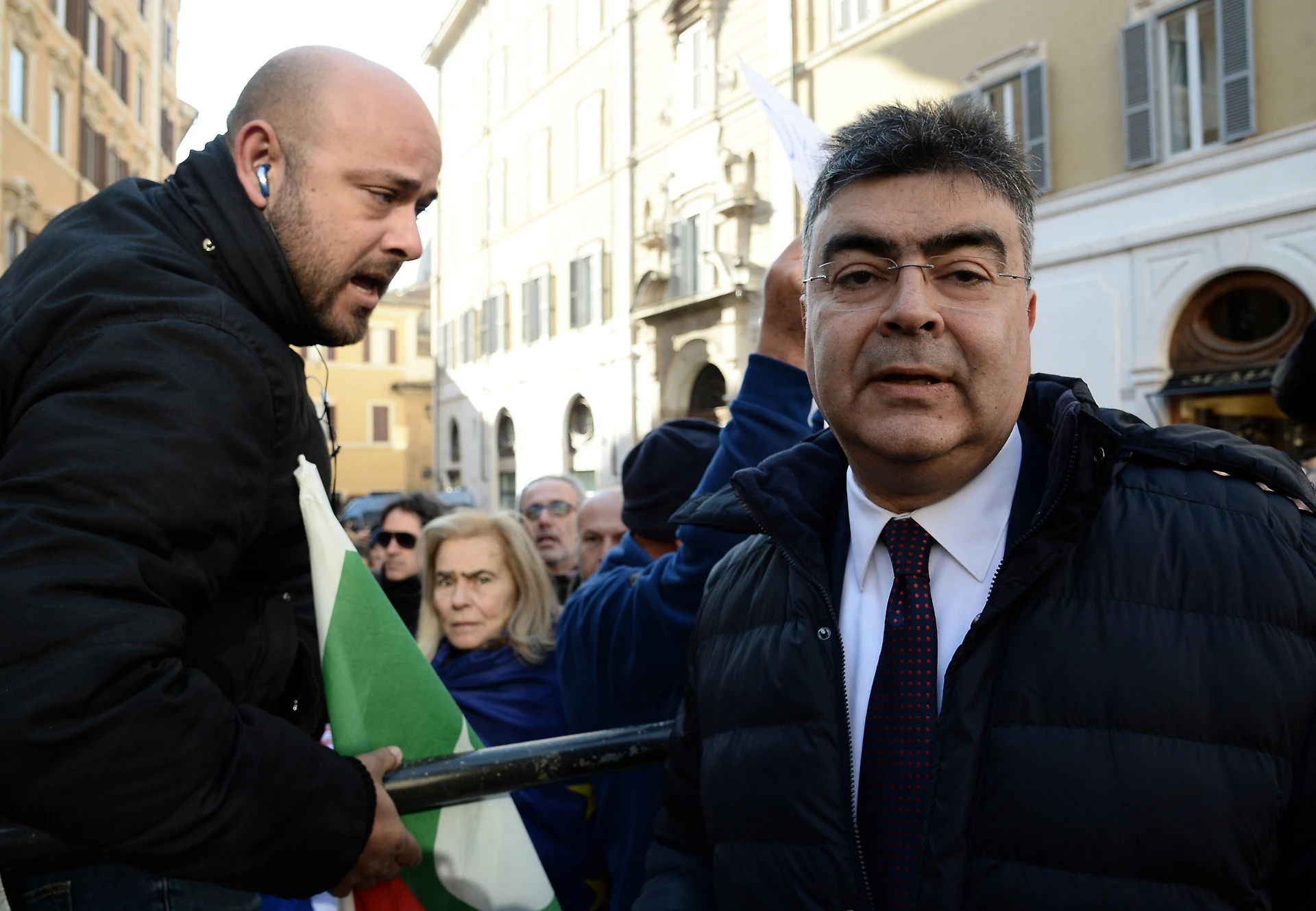 Torre Maura, fischi e insulti contro Emanuele Fiano e il Pd: la sfilata dem finisce male