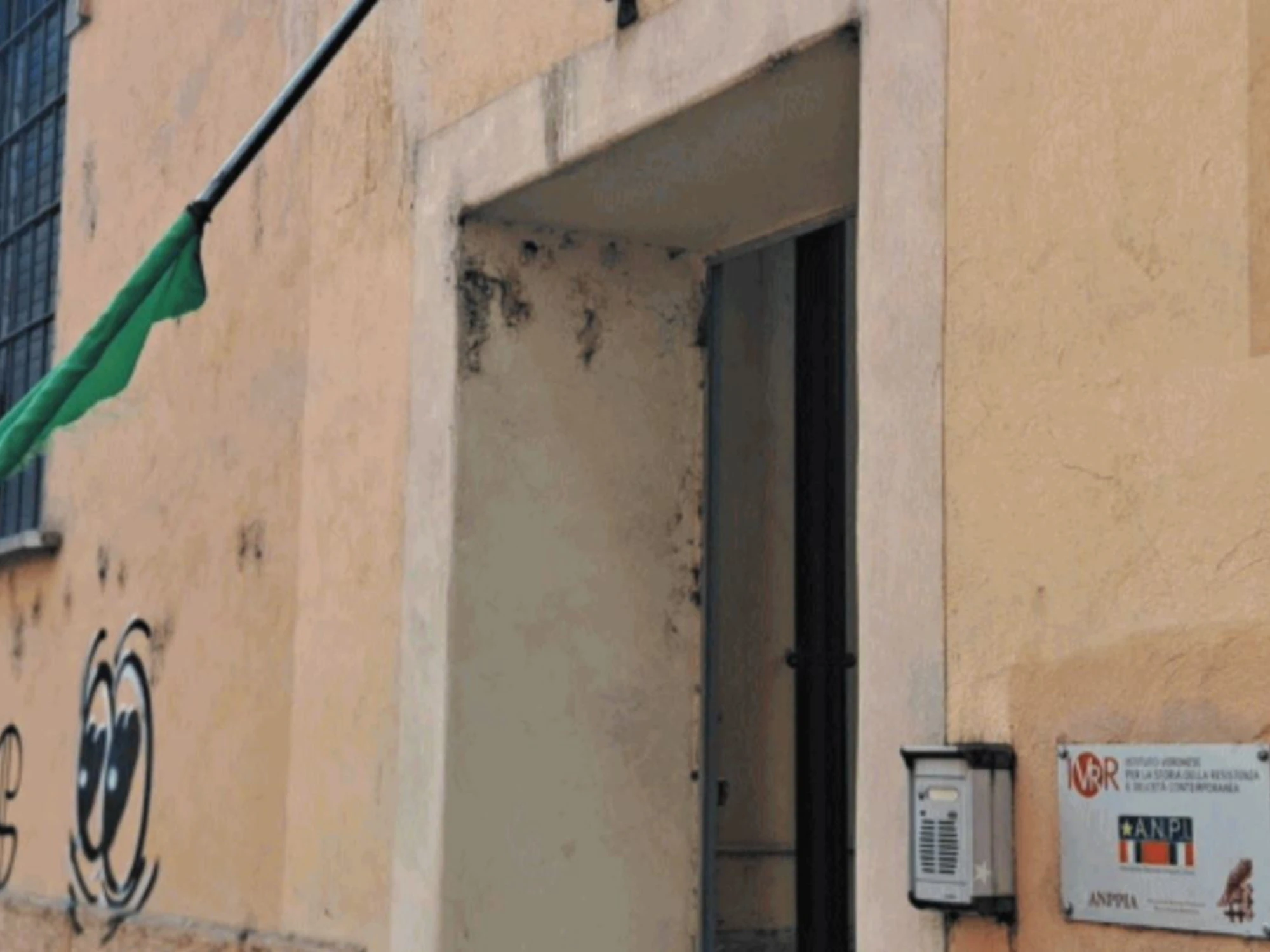 L'Anpi incolpa i fascisti dello sfregio al Tricolore? Sbugiardati: chi sono gli "autori"...